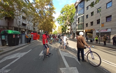 Un centenar de persones s'uneixen a l'acció "respirar nét és un dret" | Helena Molist